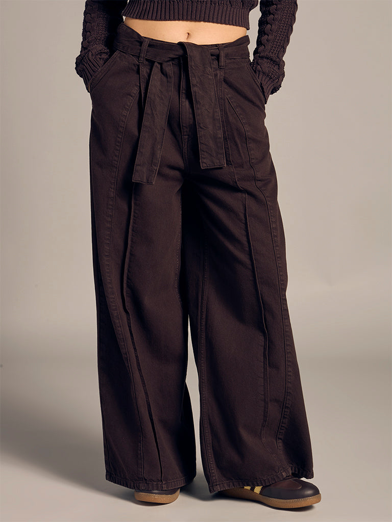 Wide-Leg Jeans with Belt